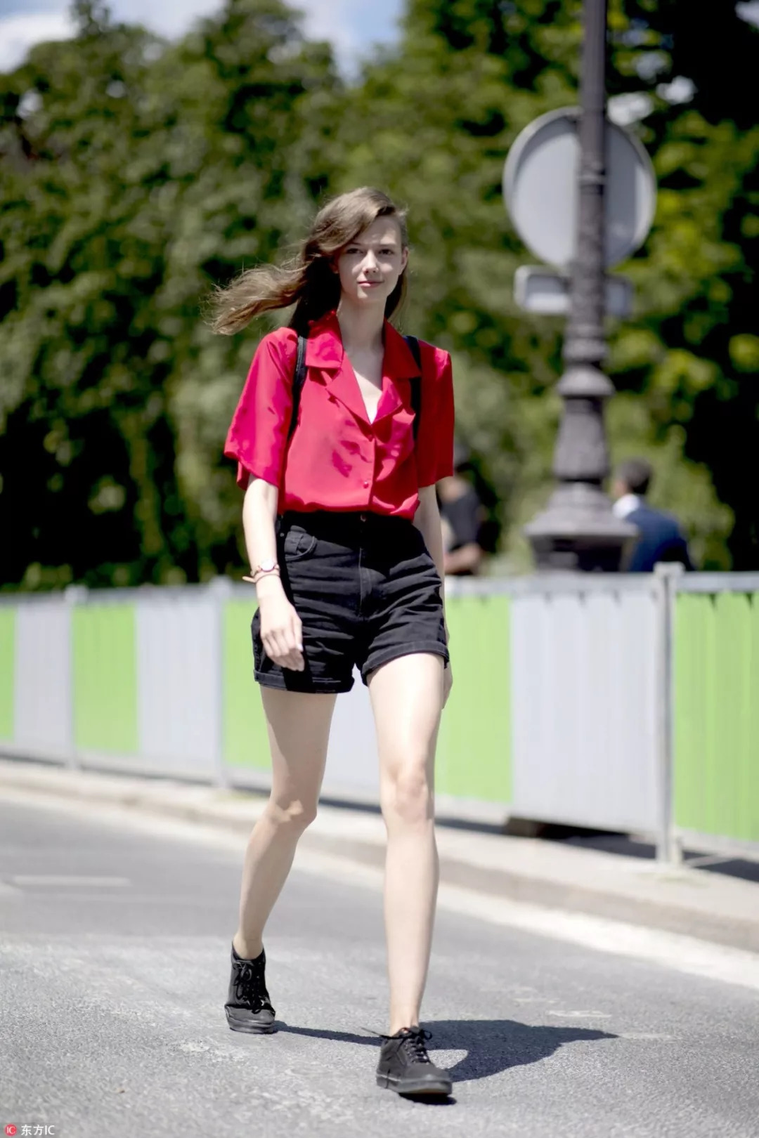 衬衣是秋季必不可少的百搭神器,夏秋交替时尚衬衫