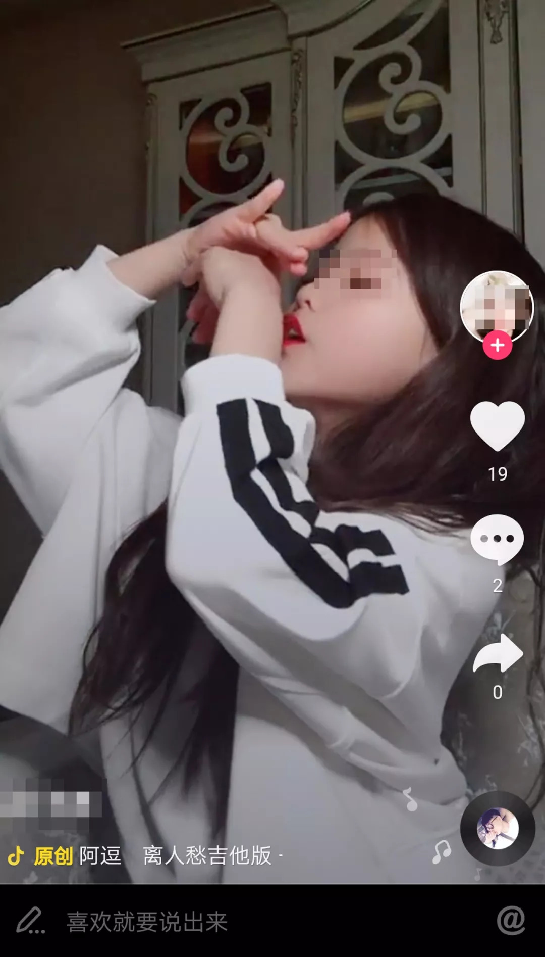 后怕！9岁女孩浓妆艳抹扭来扭去，10岁女孩加30多个群做“生意”，妈妈慌了…………