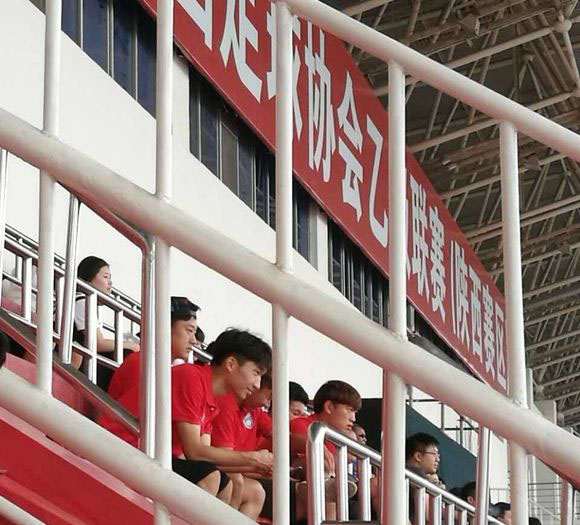 人称“小梅西”的足球天才，被父吹嘘骄傲自满，如今沦为中乙替补