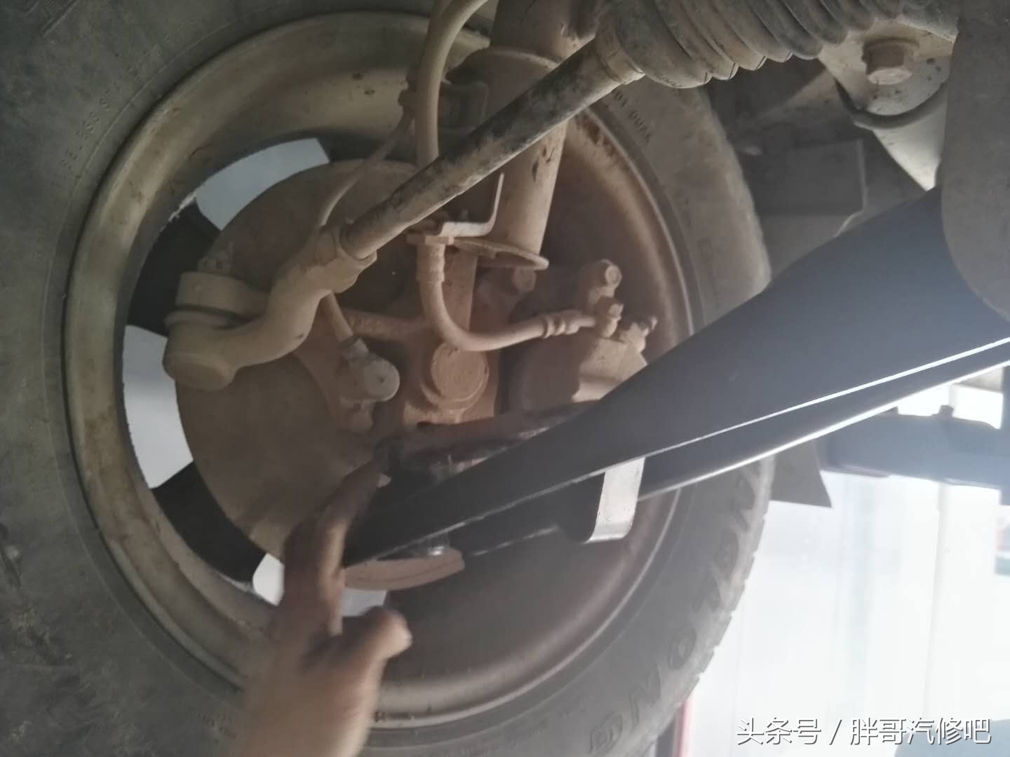 五菱宏光右前轮内侧吃胎怎么解决,五菱面包车前轮吃胎