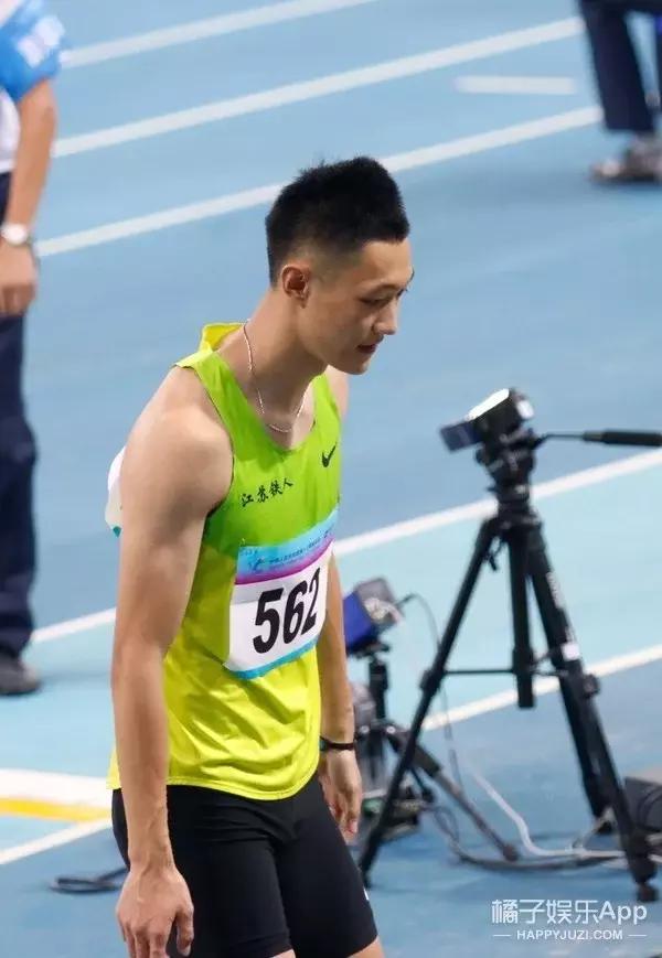 吴彦祖跳高完整版,陈伟霆吴彦祖撞脸