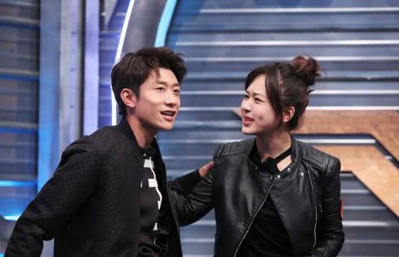 张一山和杨紫谈吻戏,张一山跟杨紫说悄悄话