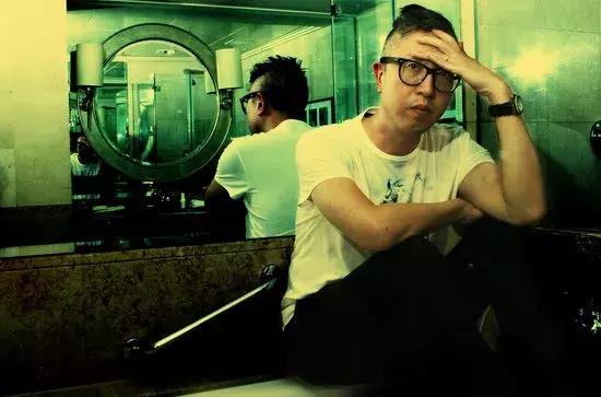 为拍电影不惜冒坐牢的风险，在香港也只有他敢这么玩！