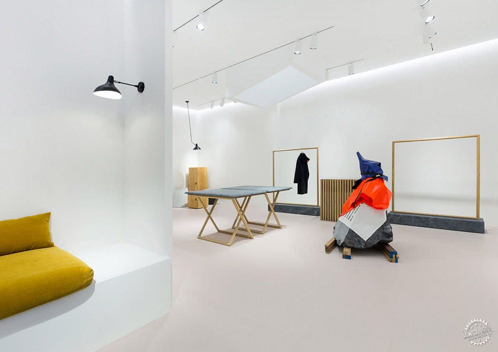 商场里高级感女装店铺装修,服装店最时髦装修