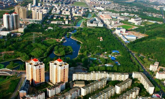 葫芦岛是一座风光美丽的海滨城市，依山傍海是避暑休闲的好去处