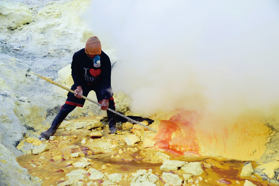 印尼伊真天然石硫磺开采过程,印尼爪哇岛伊真火山硫磺矿