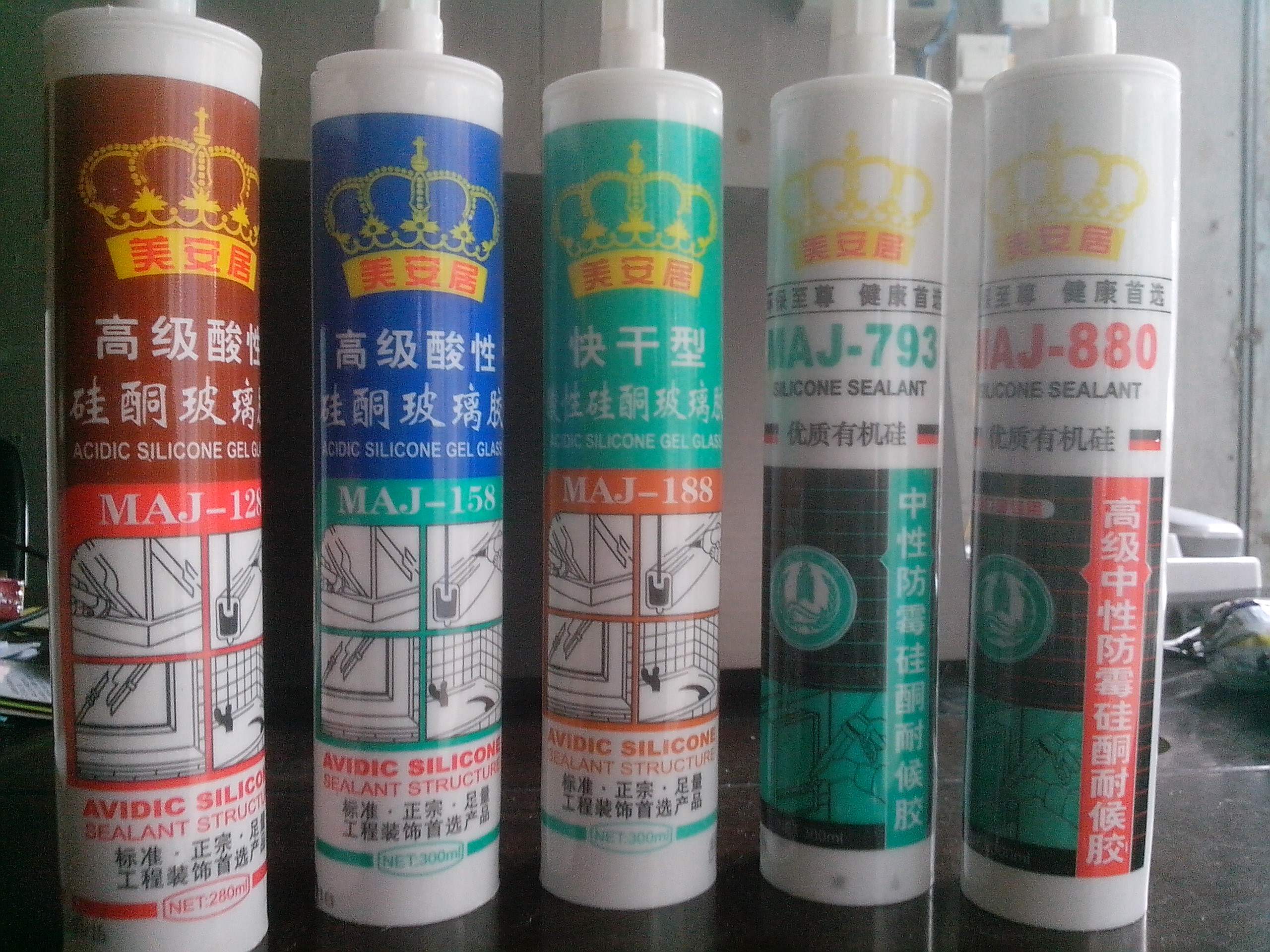 家里装修玻璃胶发黄怎么处理,家里怎么清洗玻璃胶的残留