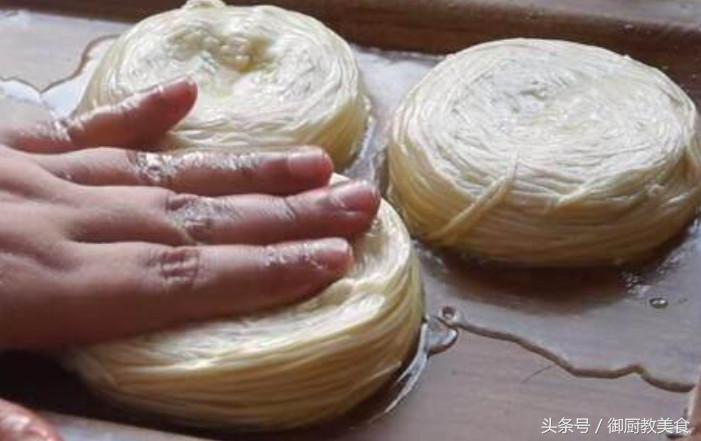 38岁大姐路边摆摊卖“煎面条”很多人都没吃过，生意火爆得不得了