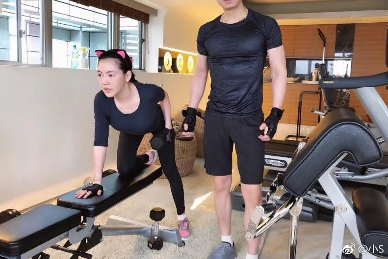 全智贤生完二胎，纤瘦似少女，小s与三个女儿合照像姐妹——产后恢复的好不好，决定了你是加速衰老还是逆生长！