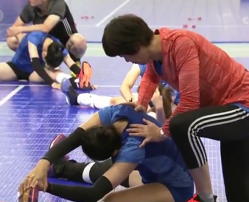 郎平中国女排对战日本队,中国女排输赛郎平当场气成表情包