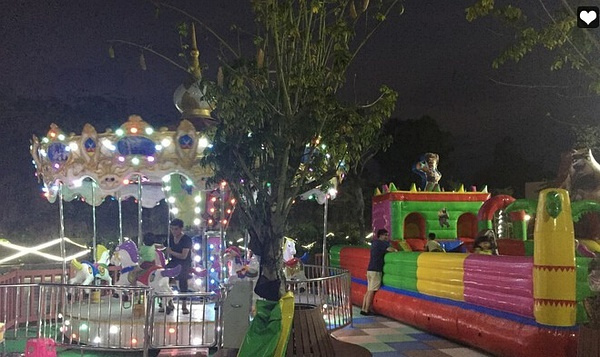 三亚火车头万人海鲜广场最新视频,三亚第一海鲜市场夜市攻略