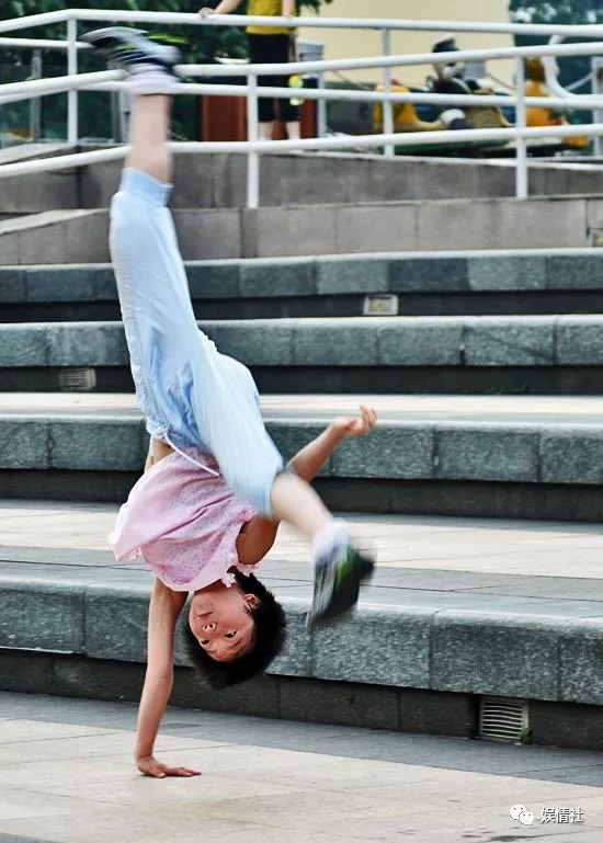 侧空翻儿童舞蹈,倒立日本幼儿园