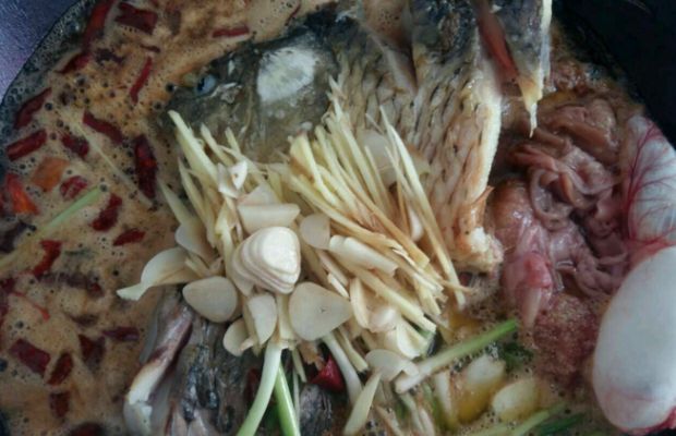 家常炖鲫鱼简单又好吃,家常炖鲫鱼最正宗的做法