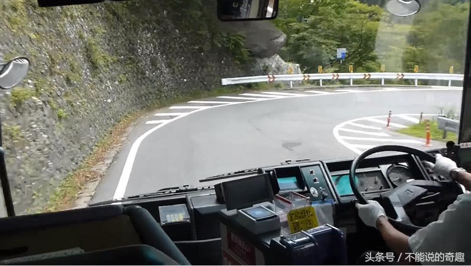 日本头文字d罗森,头文字d公交车过弯