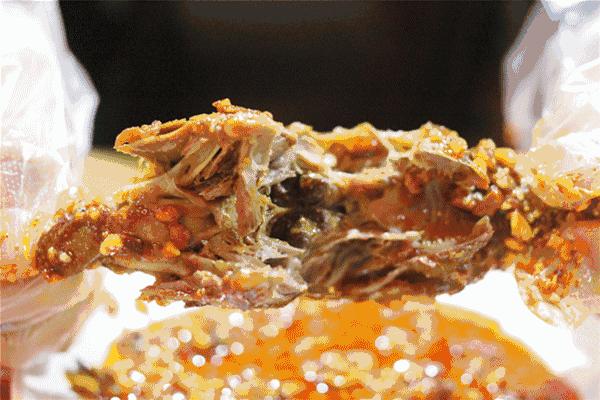 一天卖200个兔头,一天卖出1000只鸡