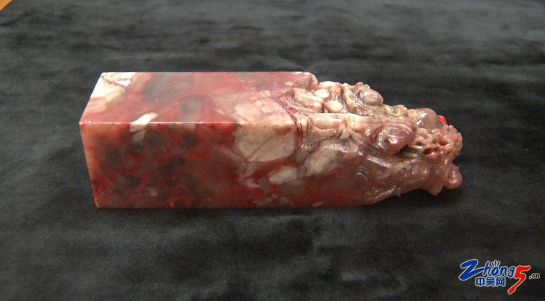 一块红石头三万鉴定费！结果却让人傻了眼！