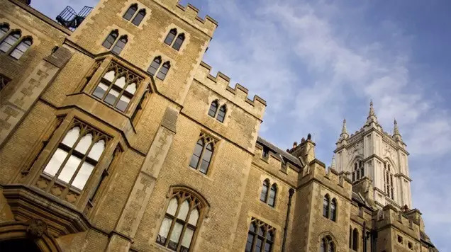 伊顿公学和哈罗公学的微妙关系,伊顿公学和哈罗公学的校服区别