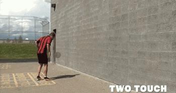 足球短距离球教学,在家就能练的足球技巧增加球感