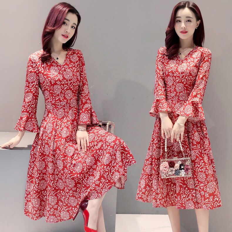 红色碎花连衣裙搭配什么颜色开衫,黑白碎花连衣裙搭配什么鞋子好看