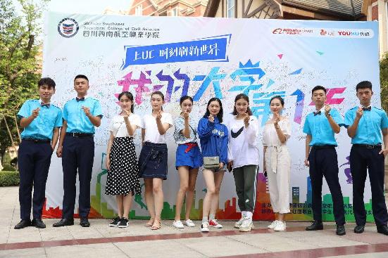 学长帮学妹大一新生拿行李,四川新生入学学长主动帮你提行李