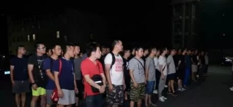 奇葩！妻子接待嫖客，老公负责放哨~