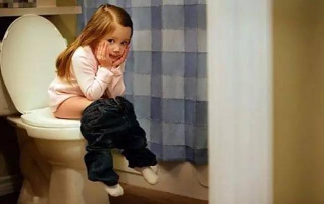 宝宝大便中有奶瓣怎么回事,宝宝大便里有奶瓣正常吗