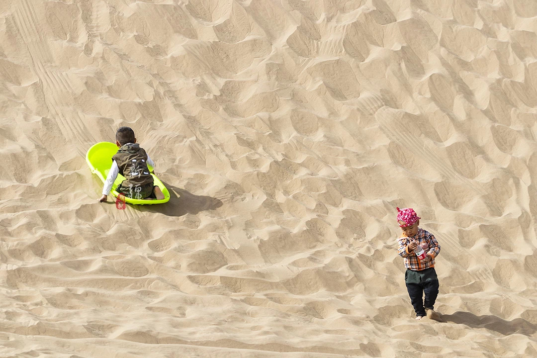 喀什库木塔格沙漠冲浪体验,沙漠滑沙比海上冲浪还过瘾