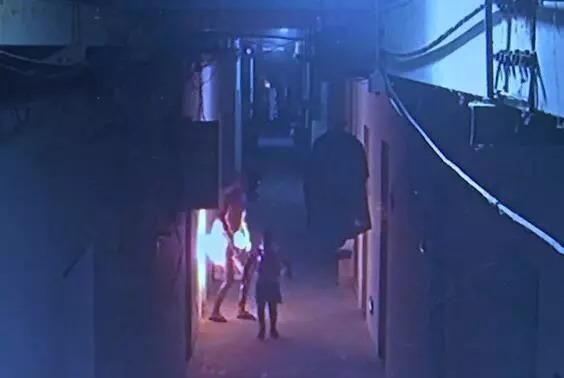 人身上着火错误的扑救方式,火灾中救人的五种方法