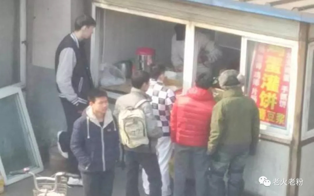 周琦肘击哈达迪,周琦隔扣哈达迪姚明表情