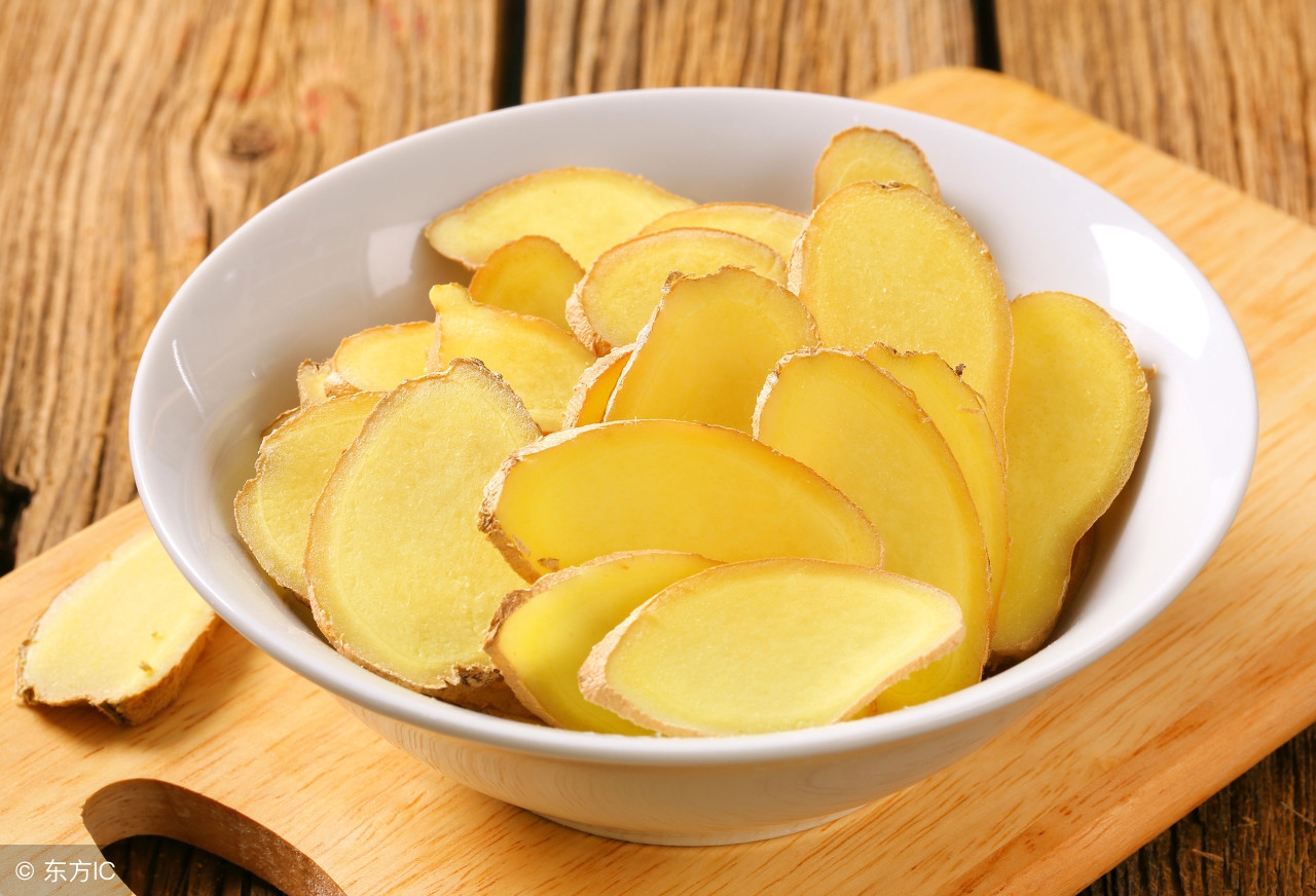 睡觉脚底放生姜有什么作用,在枕头下面放生姜有什么用