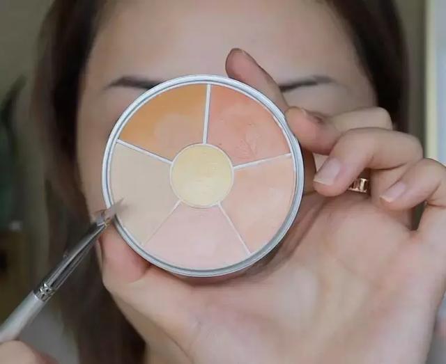 遮红血丝黑眼圈遮瑕推荐,泛红的黑眼圈遮瑕方法