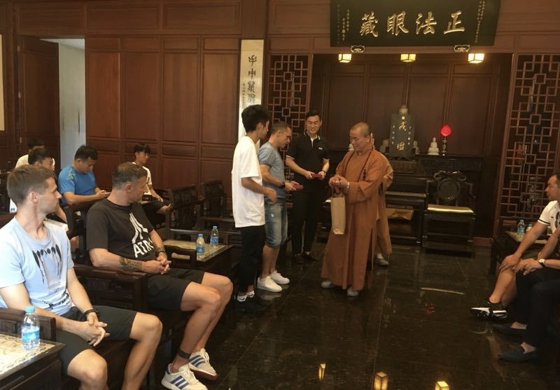 足球场上拜佛祈祷的瞬间,中国足球祈祷