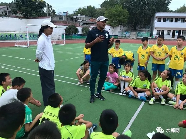 一个外国人不远千里来到中国挣钱,一个外国人不远万里来到中国原话