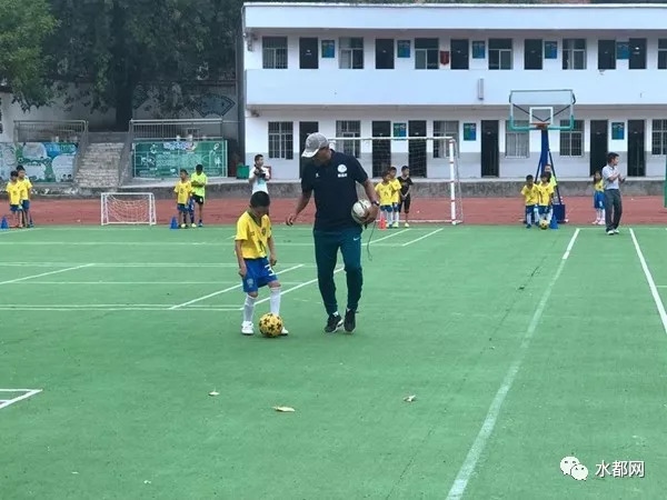 一个外国人不远千里来到中国挣钱,一个外国人不远万里来到中国原话