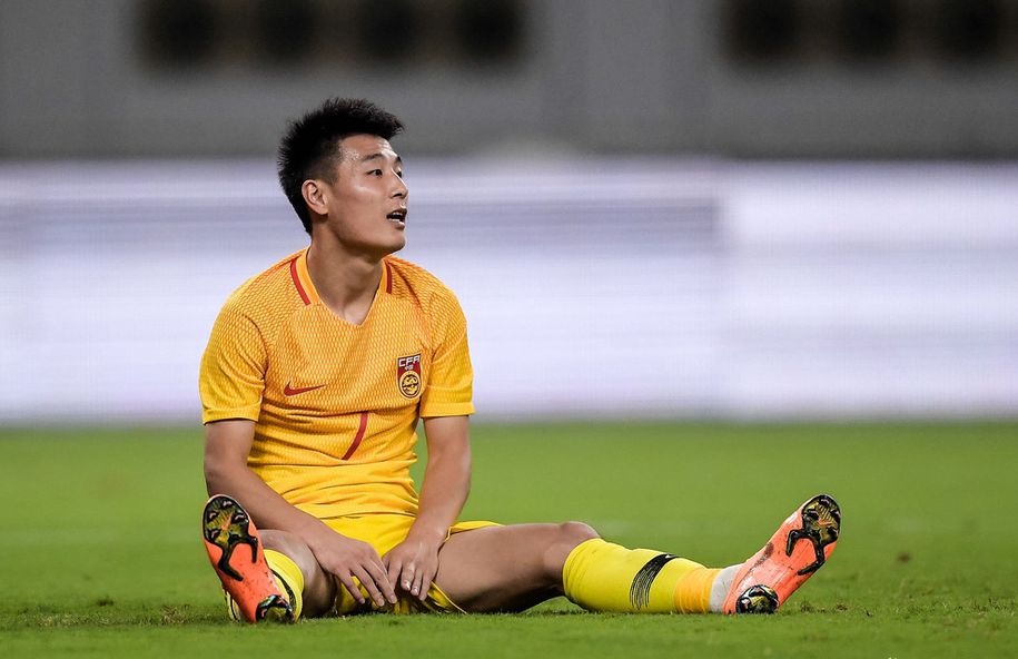 球迷熬夜看球不值!国足仅2脚射门,3前锋在中超进30球却颗粒无收