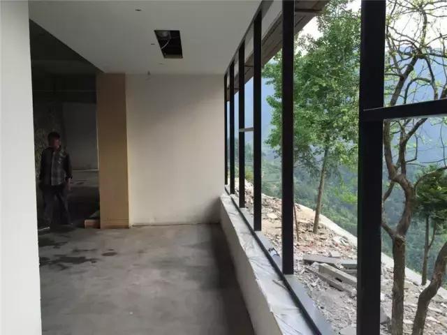 她和发小在500米悬崖边盖了云中小屋，走吧，这次我们一起去看云~