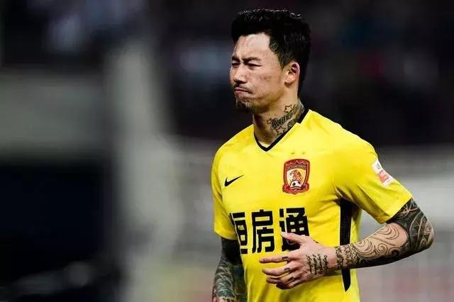 国足球迷踢球,国足球迷看球