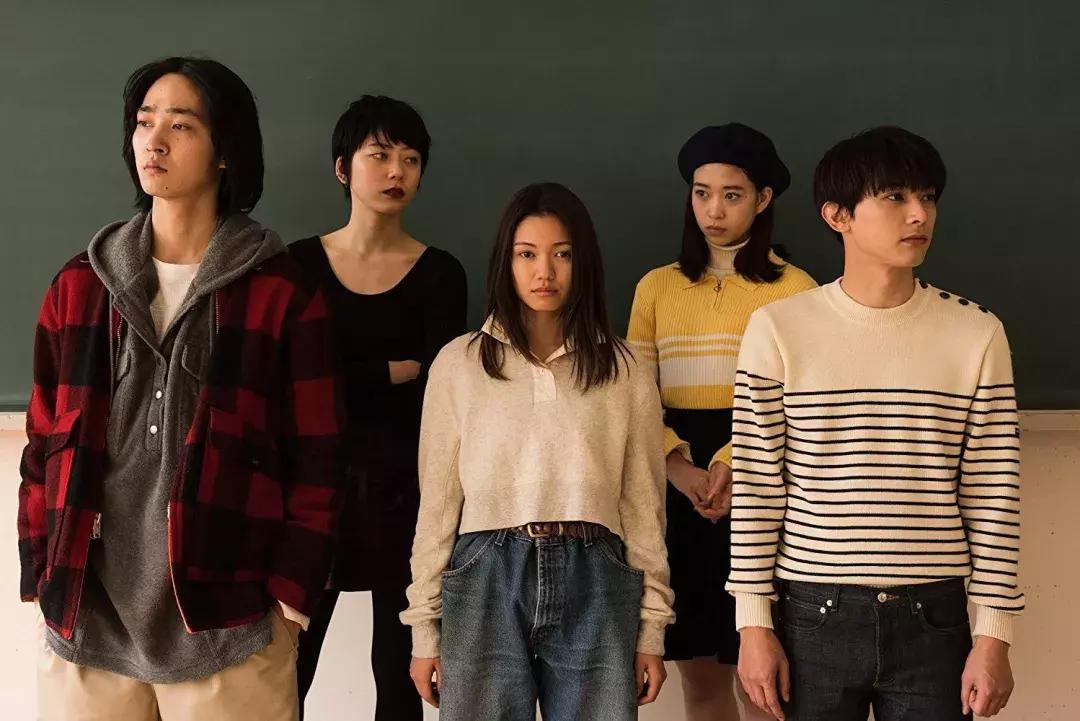 抛开大尺度,这部电影让我想起了小时候看过的郭敬明