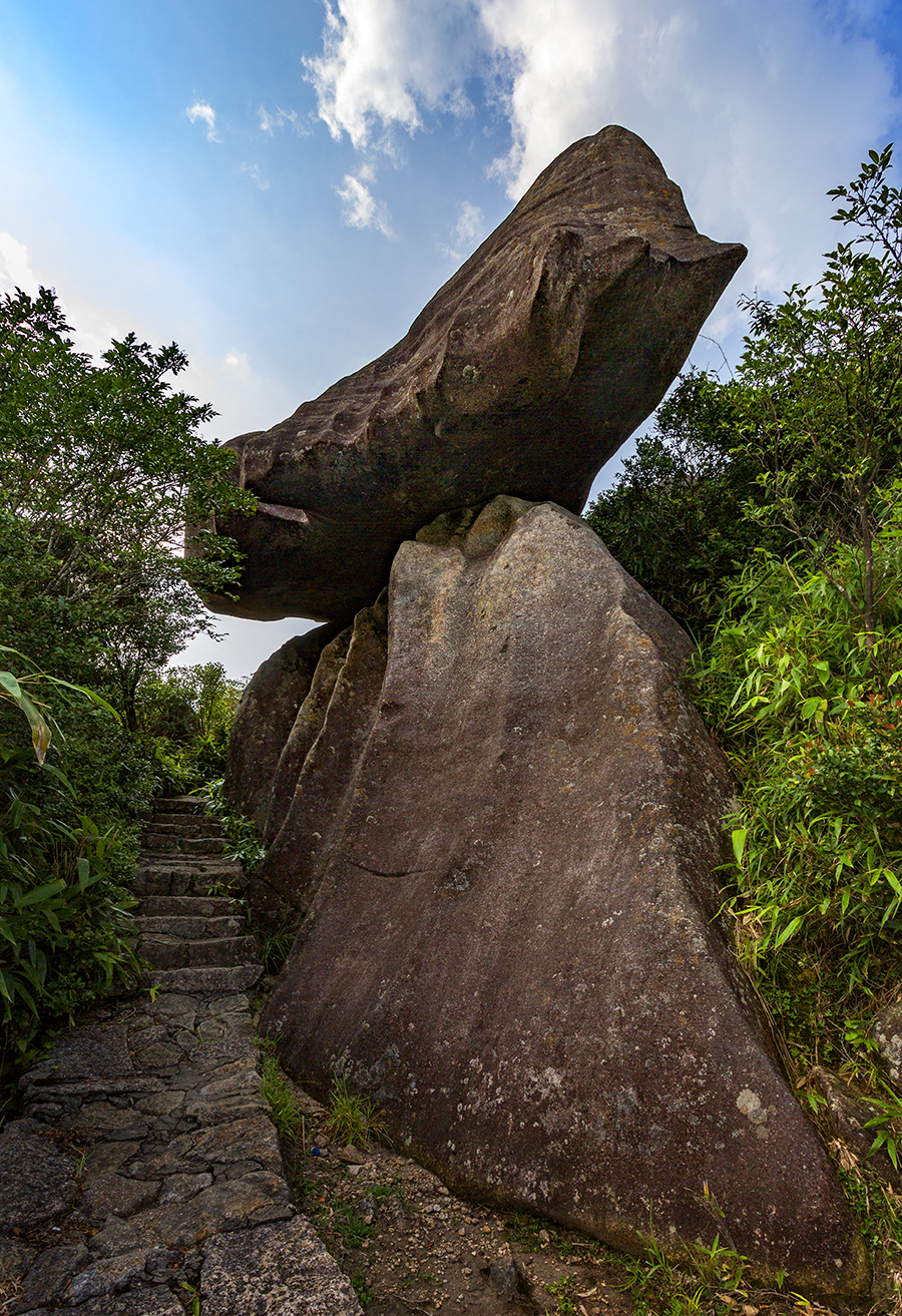 太有趣，一座山竟像一头卯足劲的牛