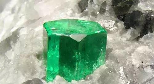 红宝石比重和钻石比重哪个重一点,红宝石怎么辨别真假