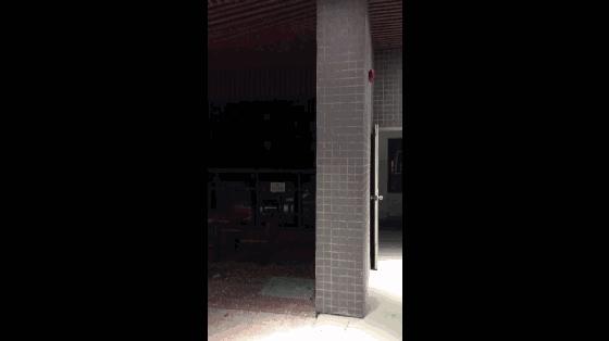 小区60多块门窗玻璃爆裂，吓得业主戴头盔出门！