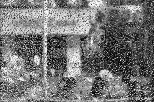 小区60多块门窗玻璃爆裂，吓得业主戴头盔出门！