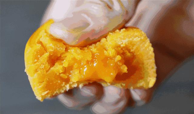 唯一愿意自己花钱买的月饼，掰开就流心，稍不留神就溢出，只在香港制造的美心月饼