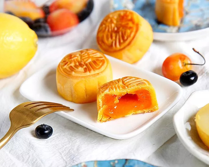 唯一愿意自己花钱买的月饼，掰开就流心，稍不留神就溢出，只在香港制造的美心月饼