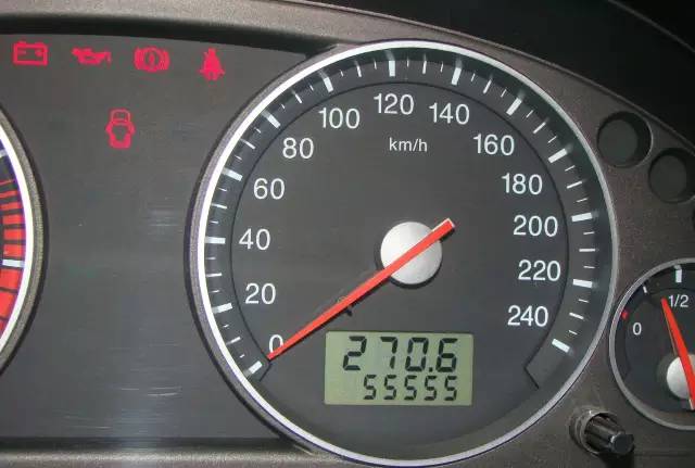 机油变黑黄的原因,机油换了没多久颜色变黑正常吗