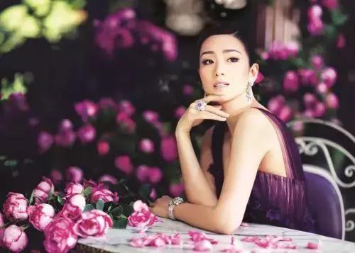 空姐揭秘和明星那点事儿，耍大牌很常见，最搞笑的是他