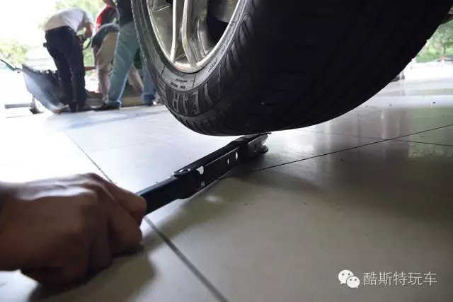 福特锐界换轮胎推荐,福特锐界轮胎更换工具视频