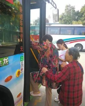 早高峰公交车上老人,早晚高峰公交车上的老年人