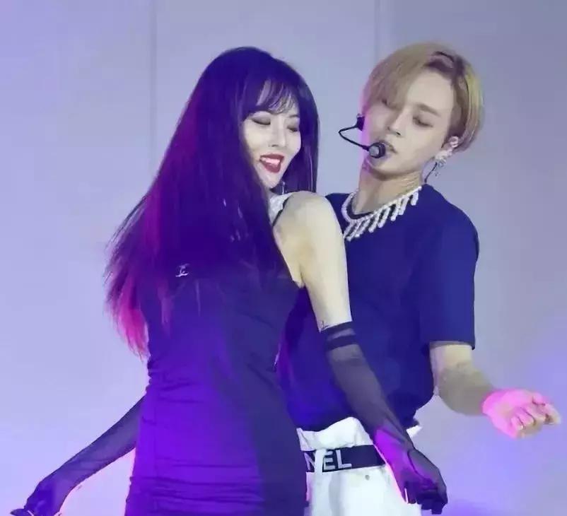 这就是爱！性感女神为小男友痴狂惨被炒鱿鱼，终于可以秀个够了？