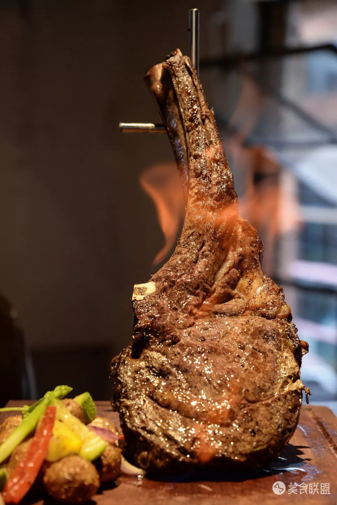 每天都有大量肉食动物到昆明废旧工厂，狂啃50CM高的火焰战斧牛排